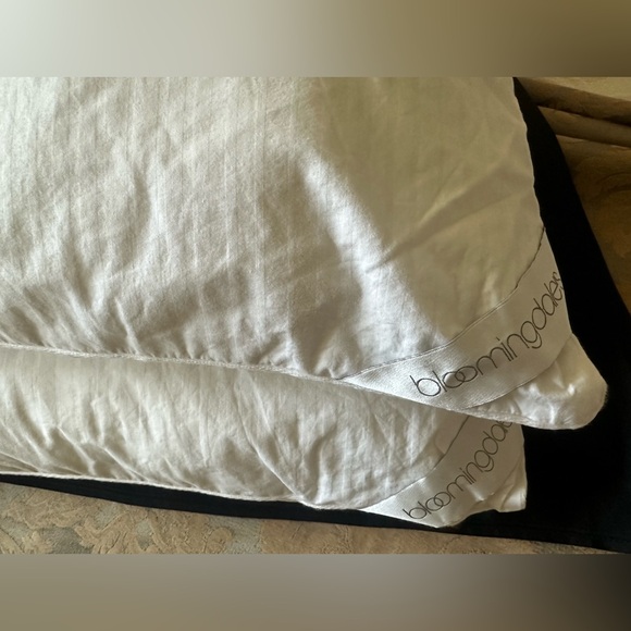 Bloomingdale’s Primaloft Pillow King Set - Picture 4 of 9